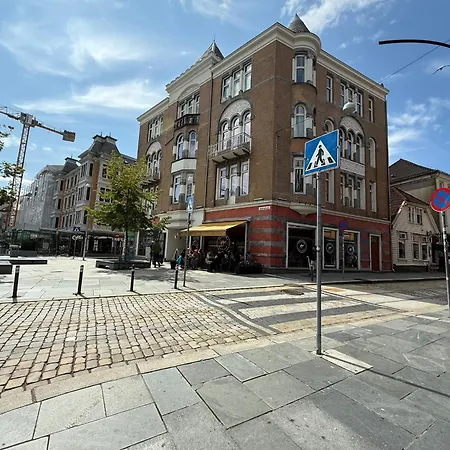 Romslig Midt I Sentrum - Komfort Med Kvalitetsenger Og Dyner アパート *